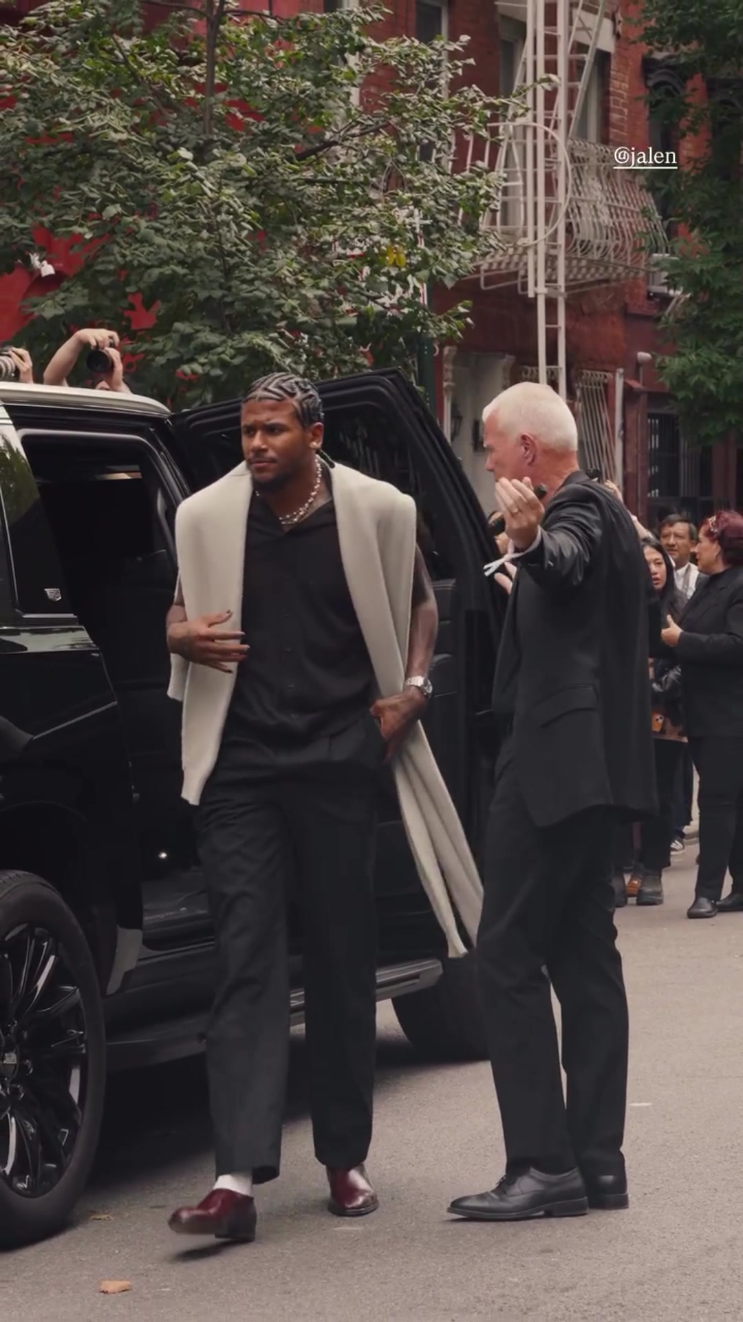 结果被拍到在街头争吵杰伦-格林与40岁女友本去参加时装周