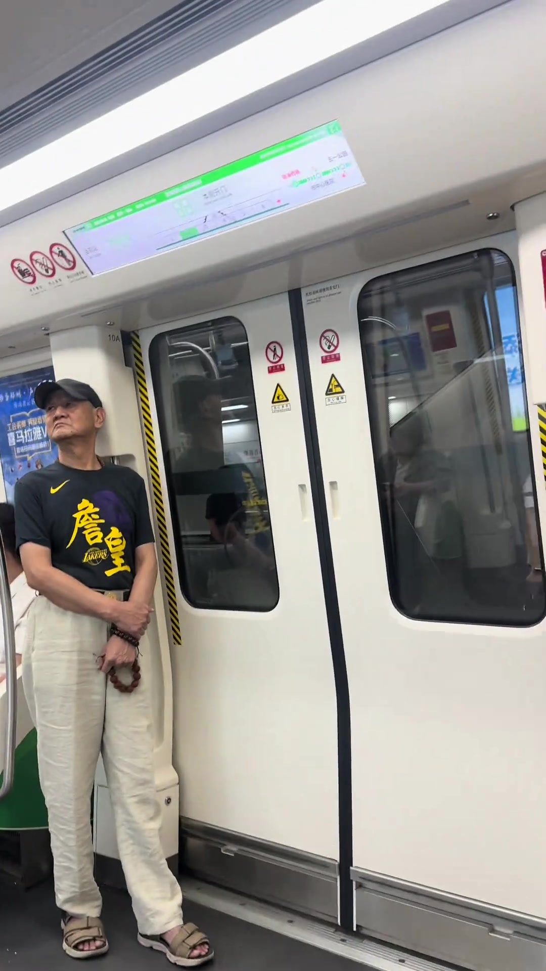 网友地铁偶遇大爷穿詹姆斯T恤老詹的球迷都这么老啦