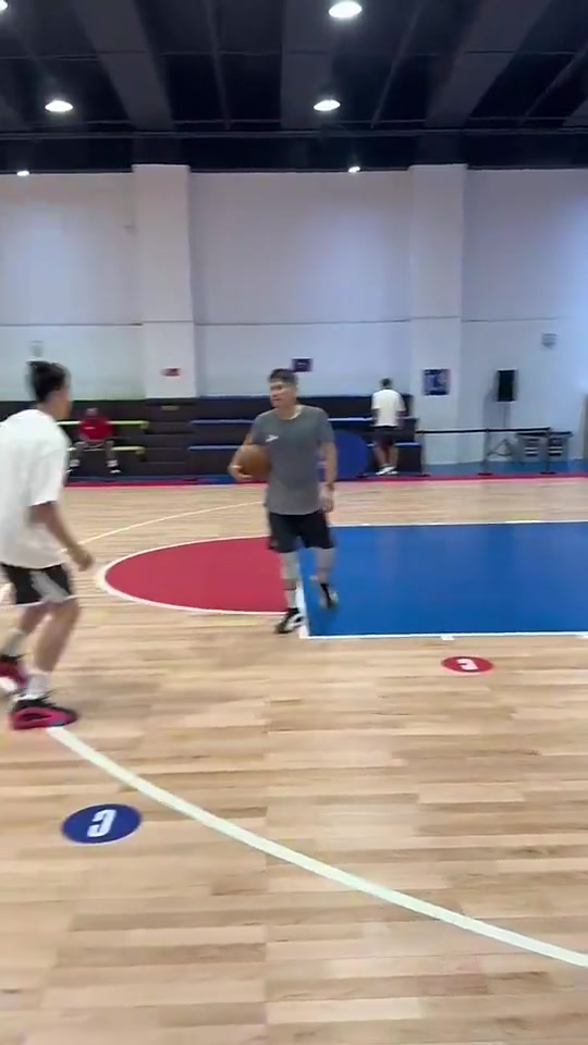 有效果吗去年夏天哈登和胡明轩两个左撇子一起进行训练