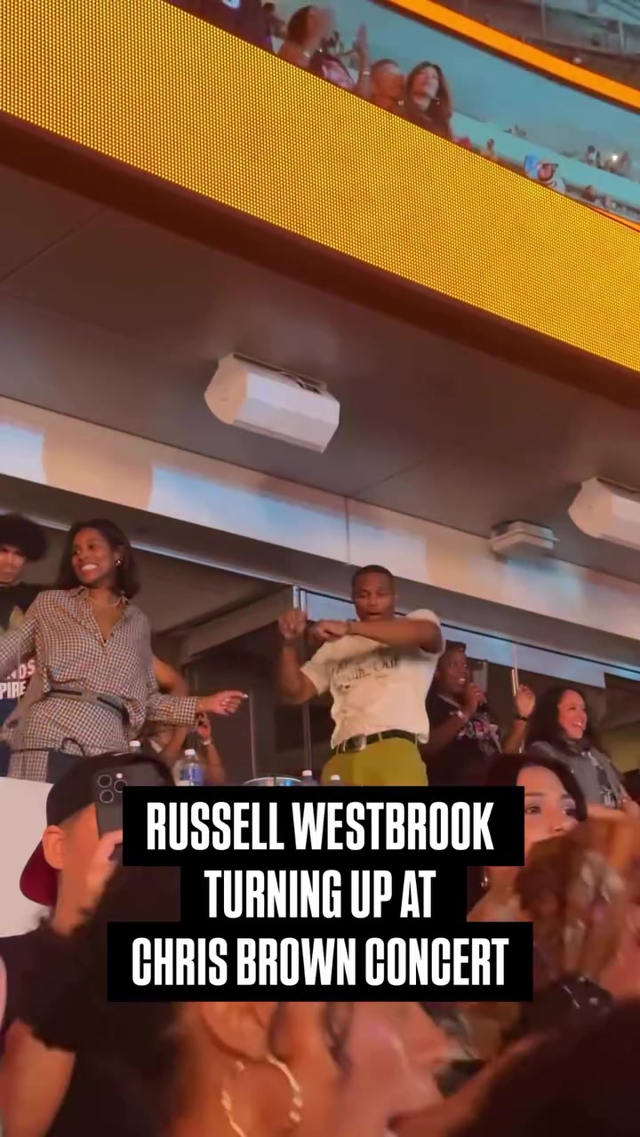 先嗨再说威少携妻子现身克里斯-布朗演唱会大秀舞蹈天赋