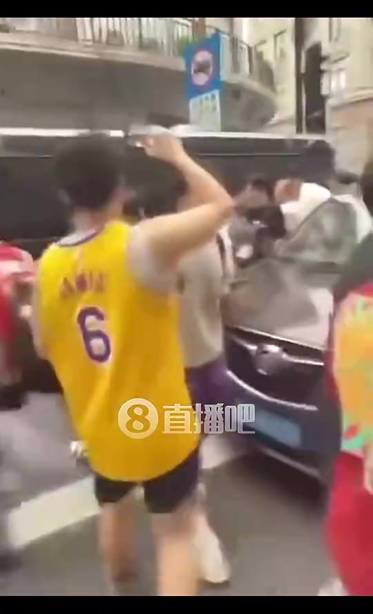 疯狂詹姆斯安保人员此前驱逐球迷都TM滚开你们这些混蛋