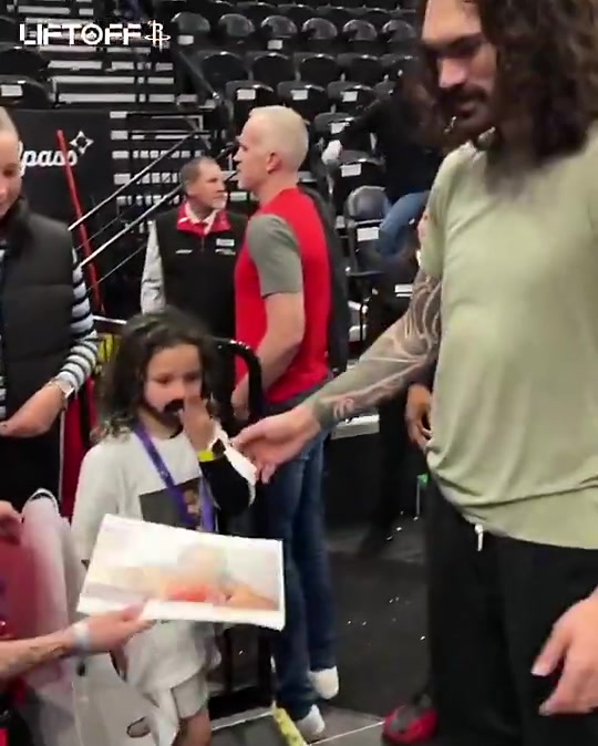 他真的我哭死小球迷此前拿出追梦踢蛋照亚当斯竟照签不误