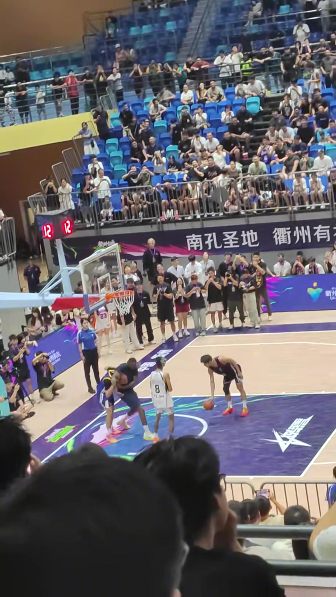 笑死程鑫凯穿了件普尔球衣追梦直接对其上演锁喉