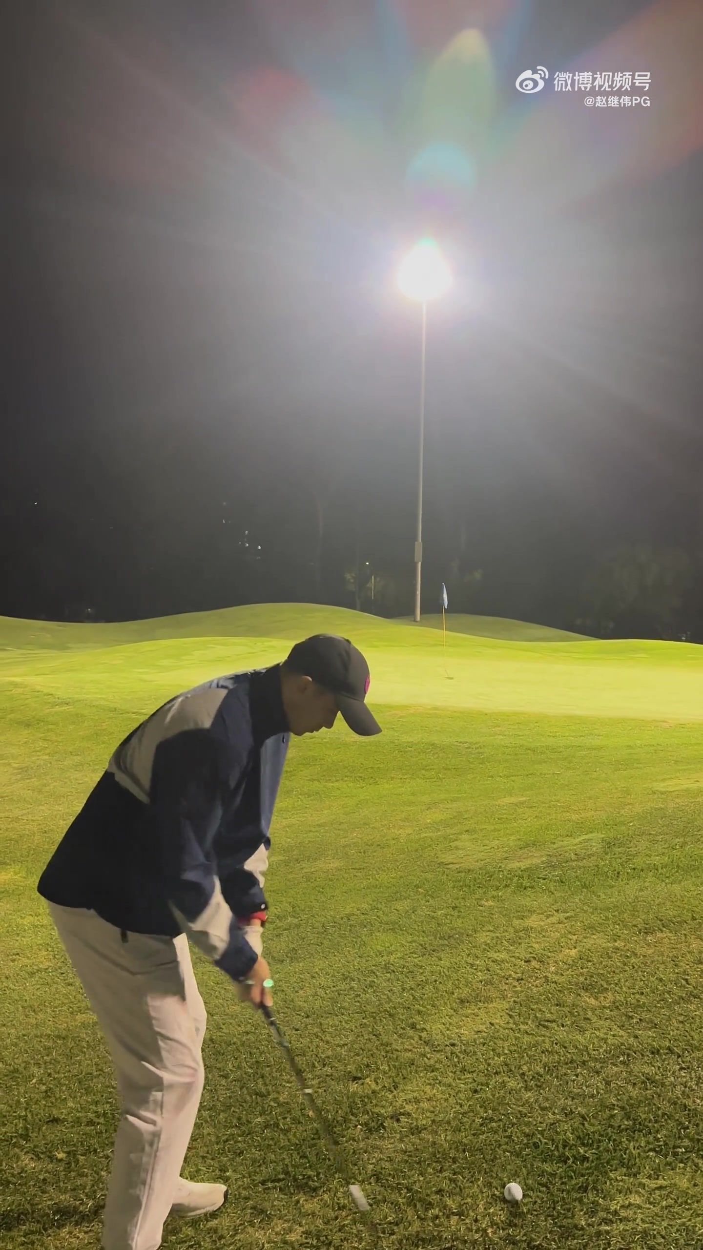 牛啊赵继伟打高尔夫球直接一杆进洞 引发一阵惊呼