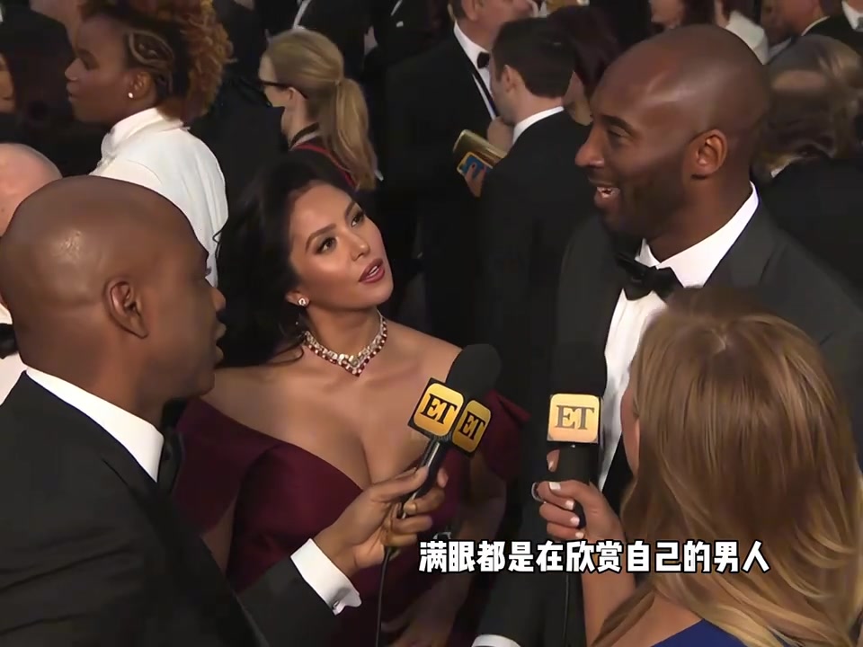 那年瓦妮莎的眼里 满是对爱人藏不住的欣赏与爱意