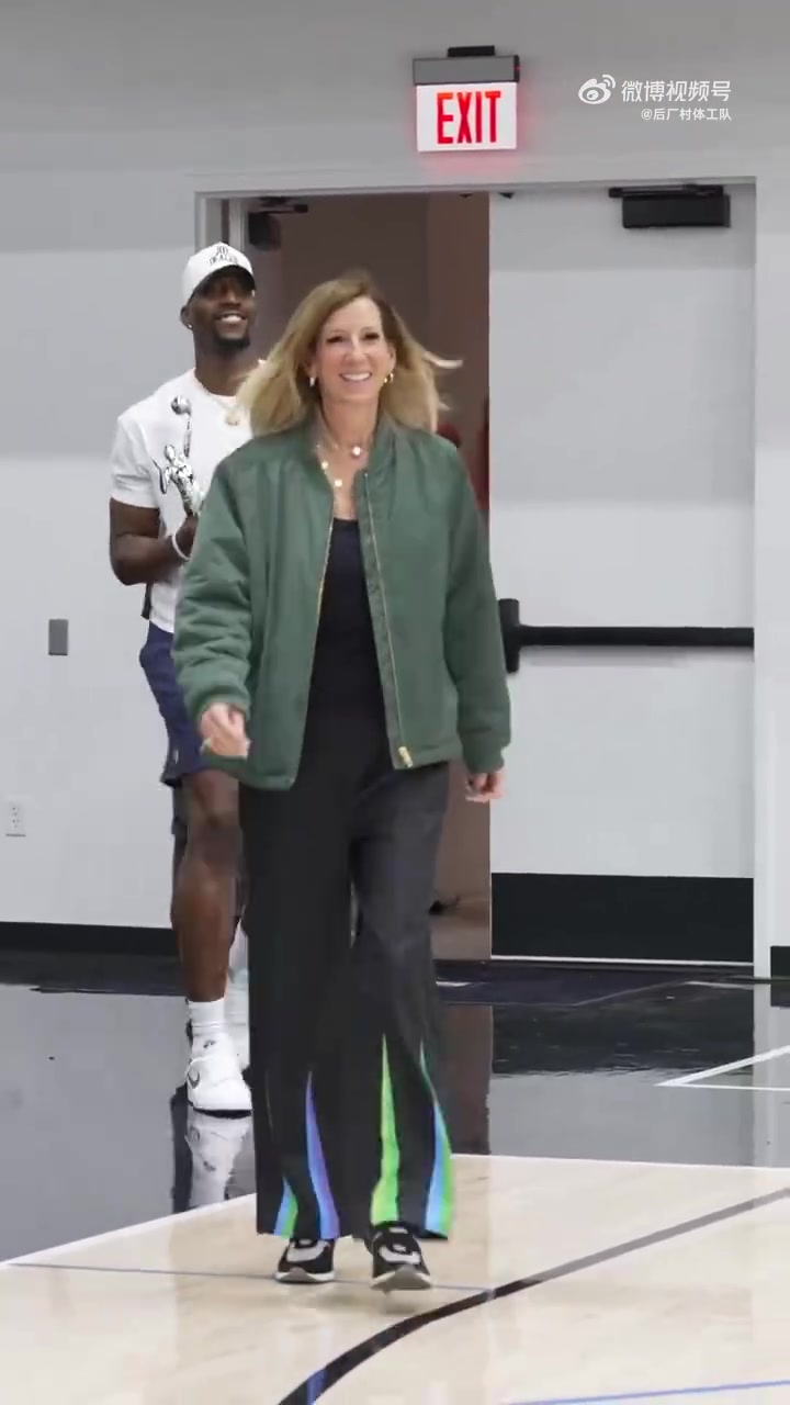 我的MVP女友热巴为阿贾威尔逊送上WNBA常规赛MVP奖杯