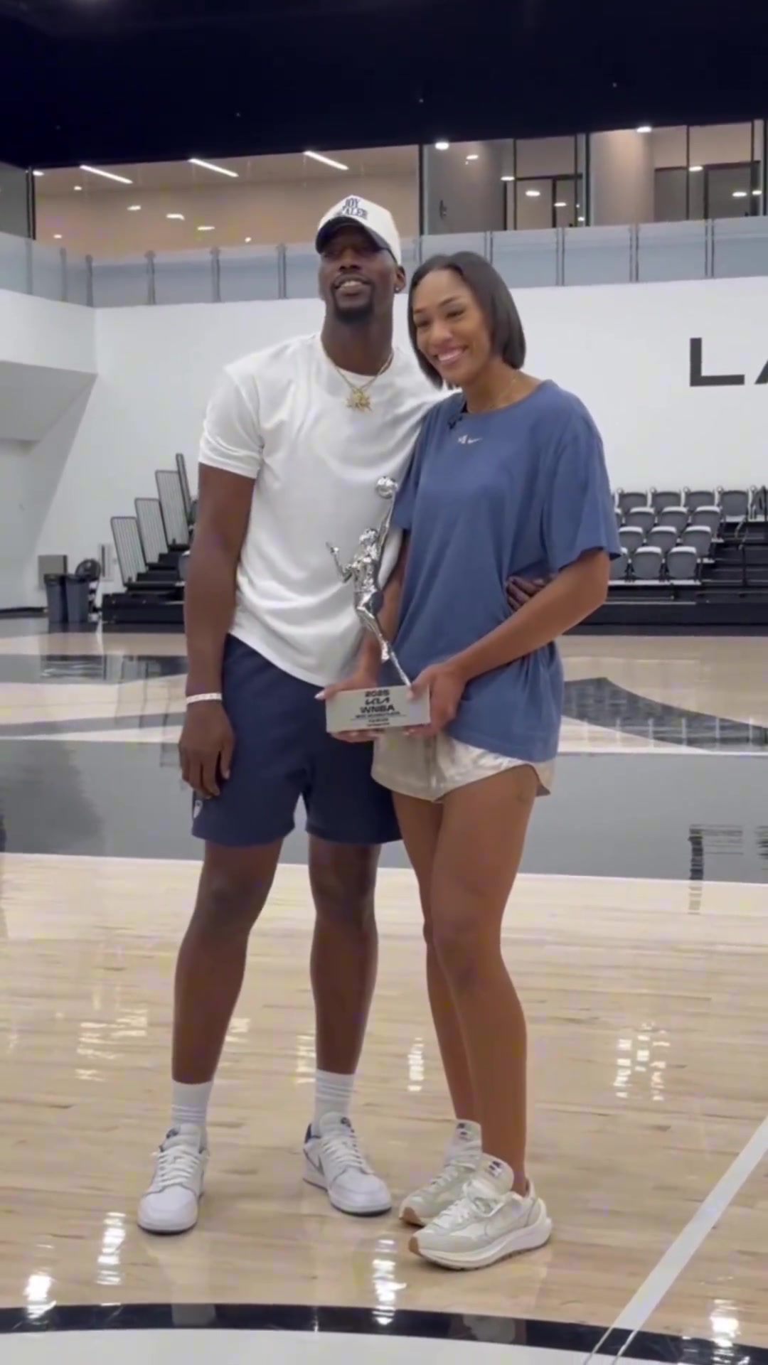 爱情事业双丰收阿德巴约向女友威尔逊送上MVP奖杯和拥抱