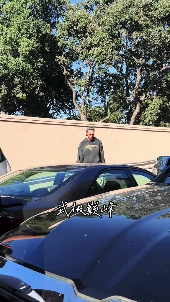 只为多看一眼库里离开时大批球迷等候在外面这人气