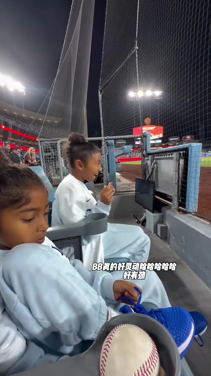 瓦妮莎带着两个宝贝女儿观看道奇棒球赛 好活泼灵动真的太像了
