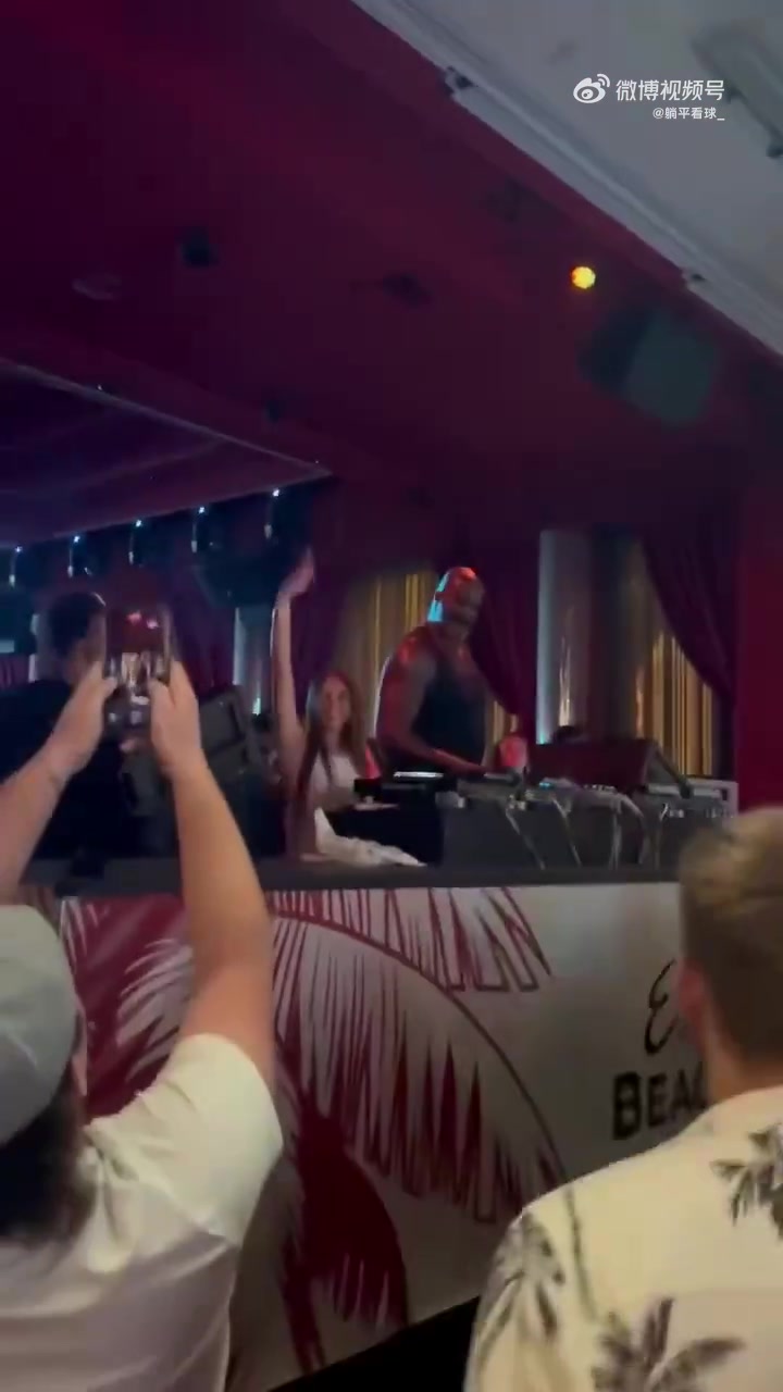 美女与野兽奥尼尔现身美国顶级擦边女网红的生日派对