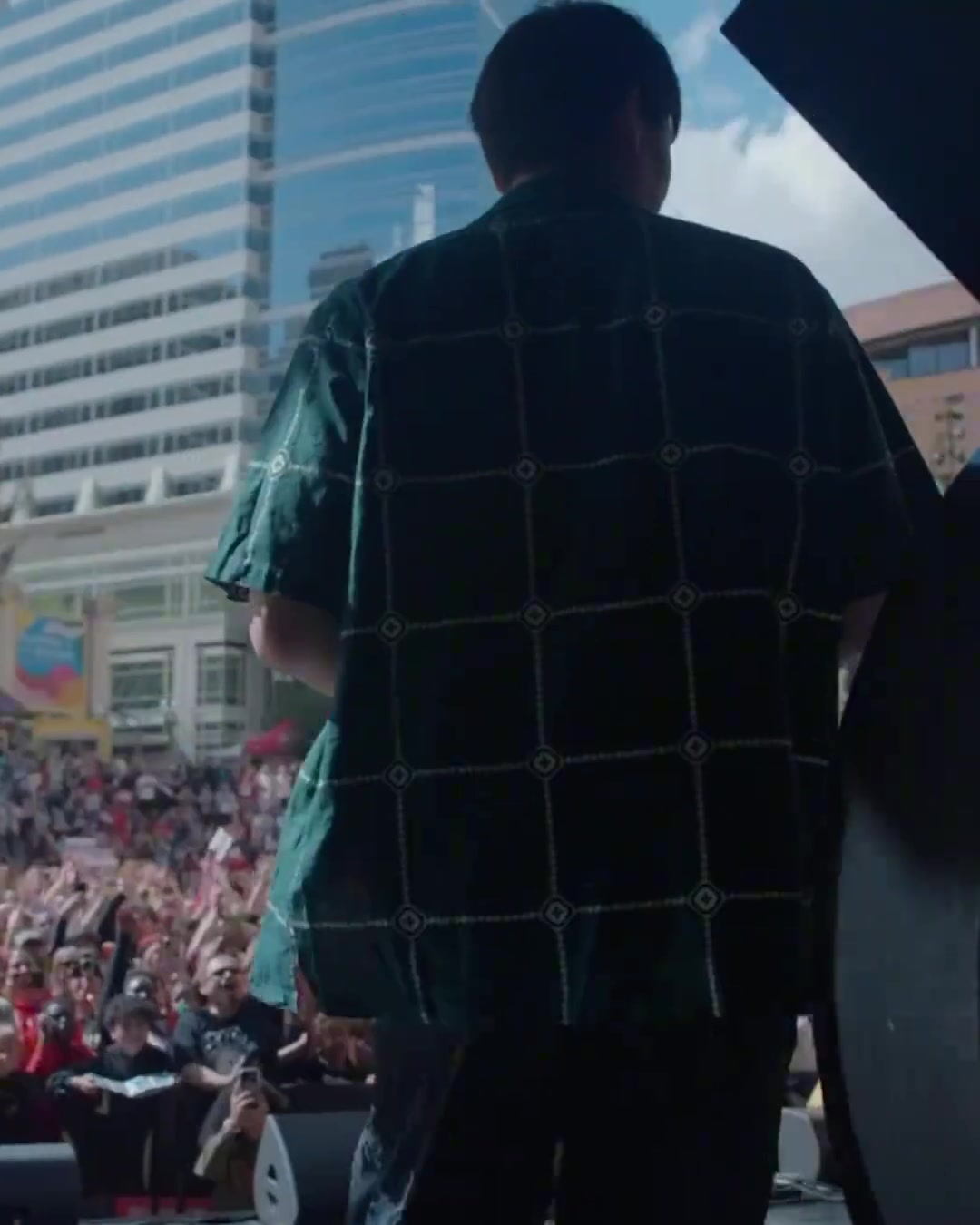 薪火相传杨瀚森来到现场与球迷们一起庆祝利拉德回归开拓者...