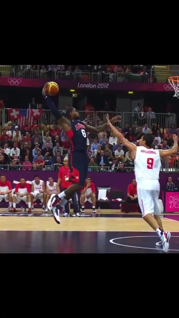 梦之队的詹姆斯把扣篮玩成了艺术