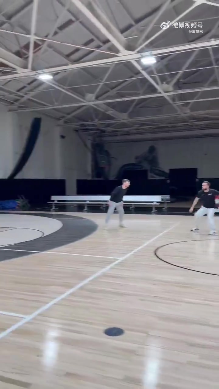 没有参加勇士的迷你训练营库明加自己又在单练了