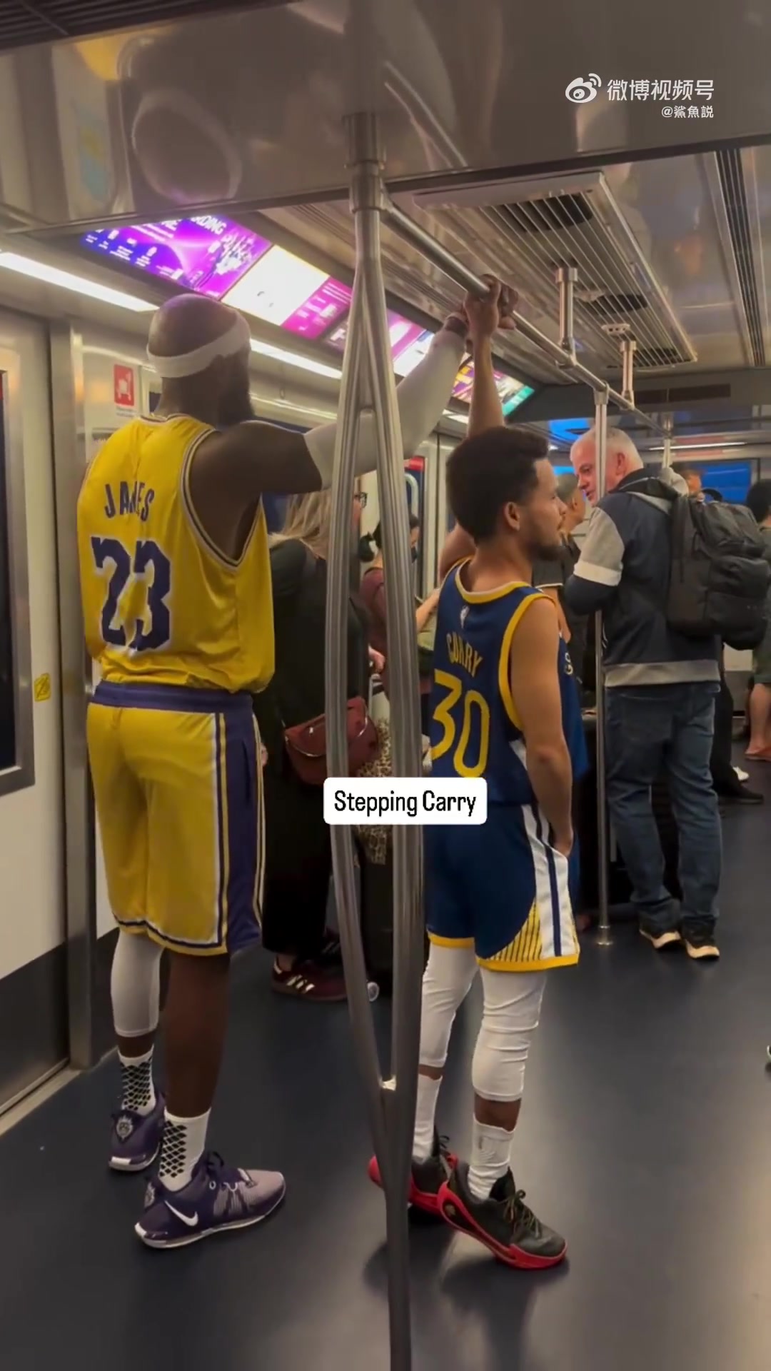 震惊老詹竟与库里一起坐地铁