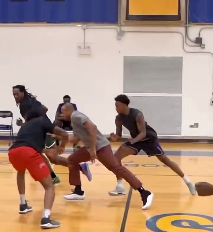 湖人选的塔克现在看就像个胖大爷却依然飞天遁地