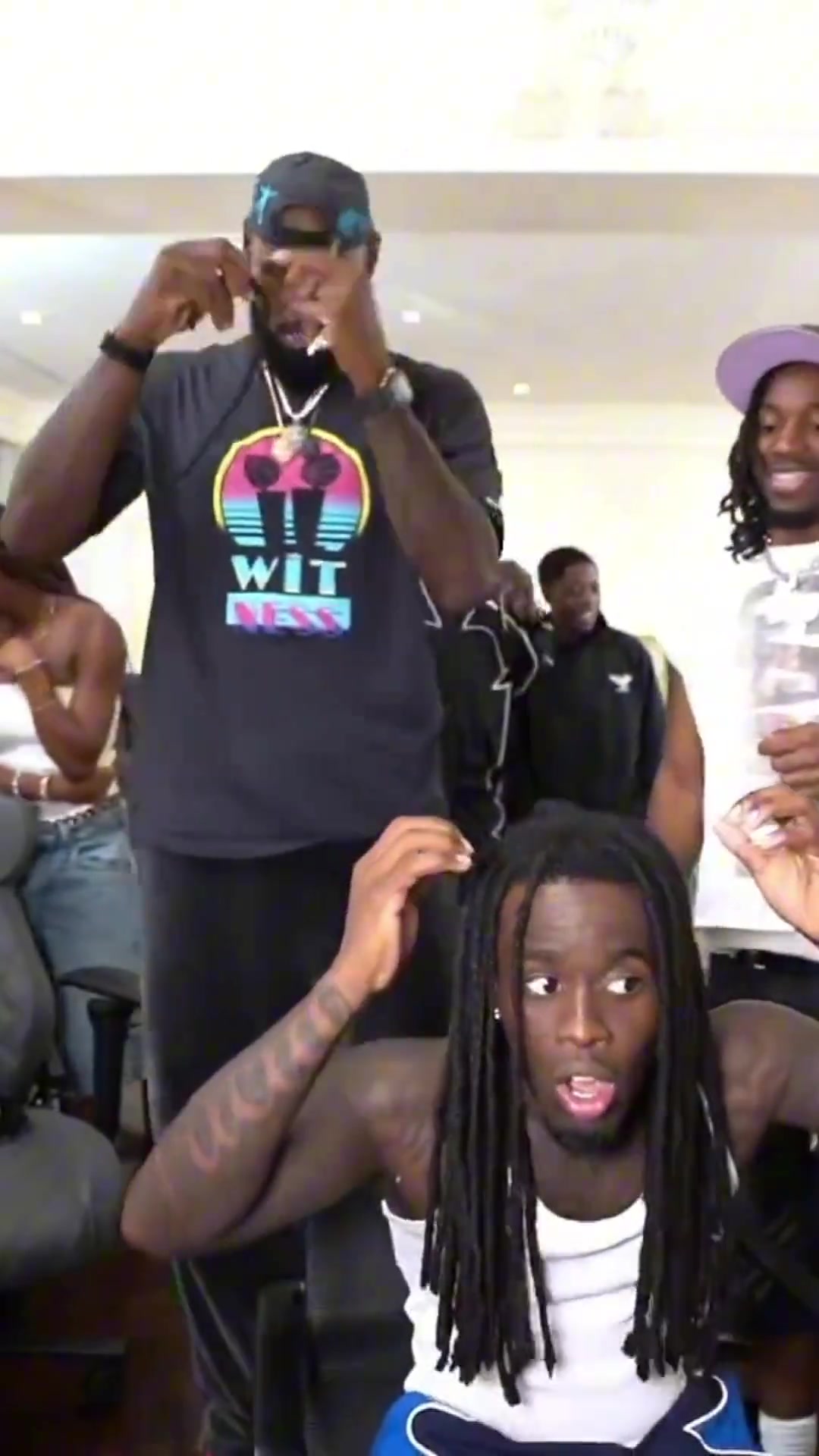 逗比老头詹姆斯直播给网红理发还想接到自己的秃头上