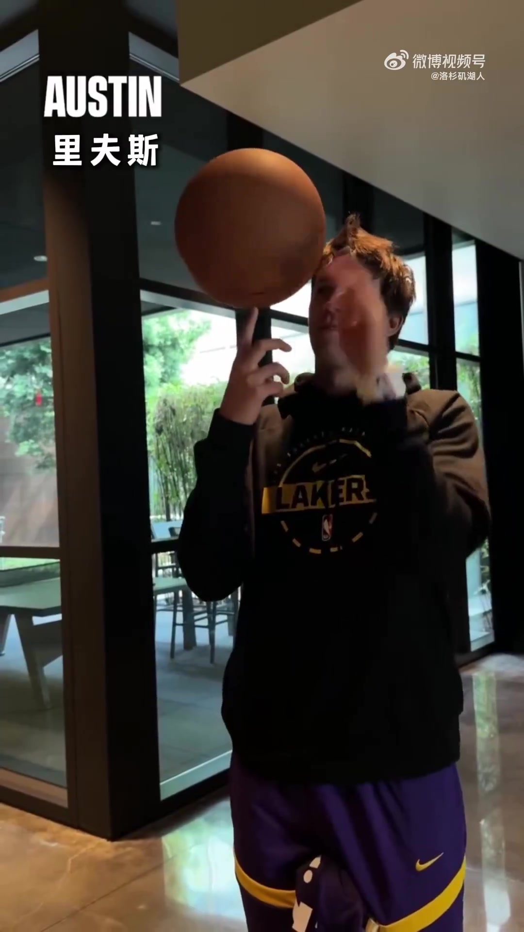 谁才是湖人的转球大师东契奇居然能无缝换手指转