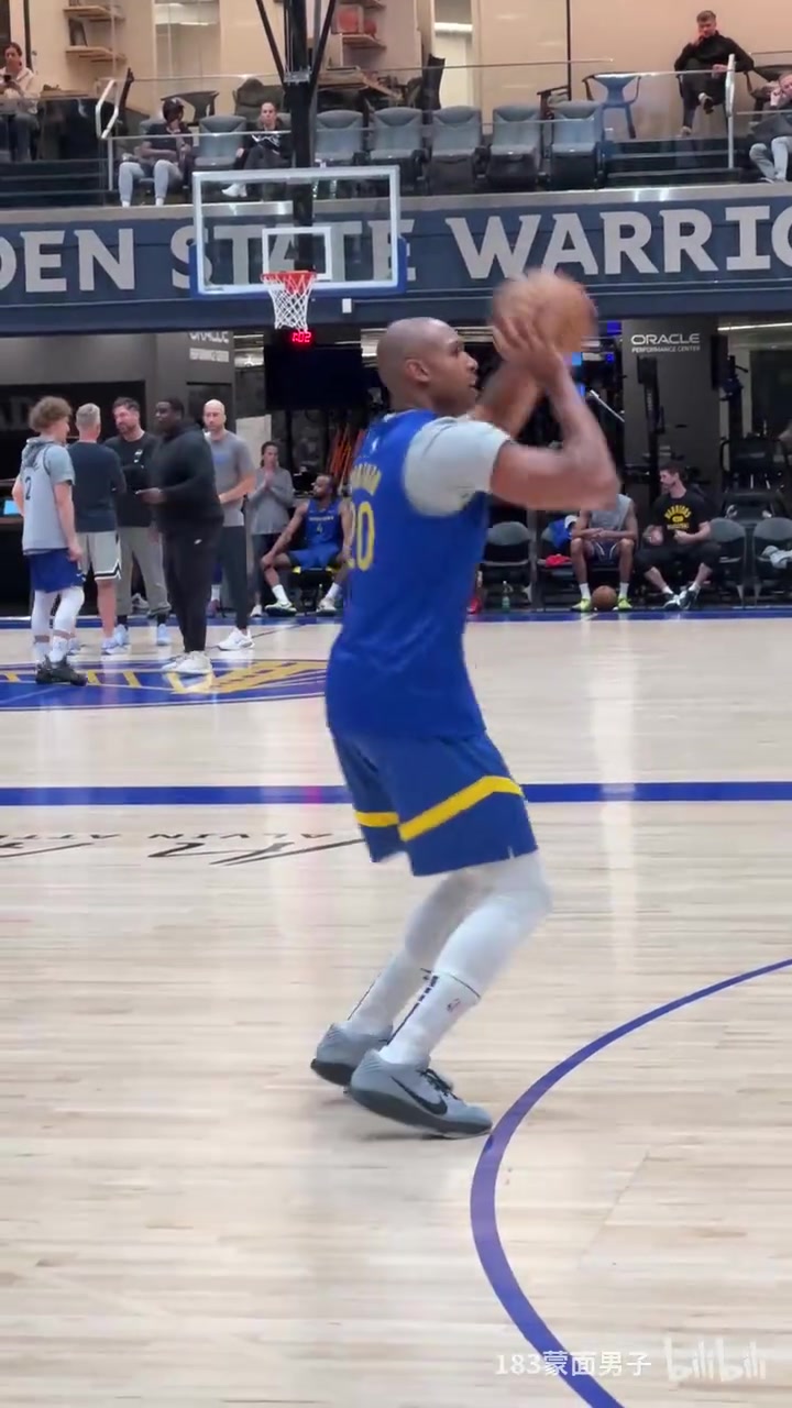 这就是老将霍福德刚开完发布会便马不停蹄开启训练