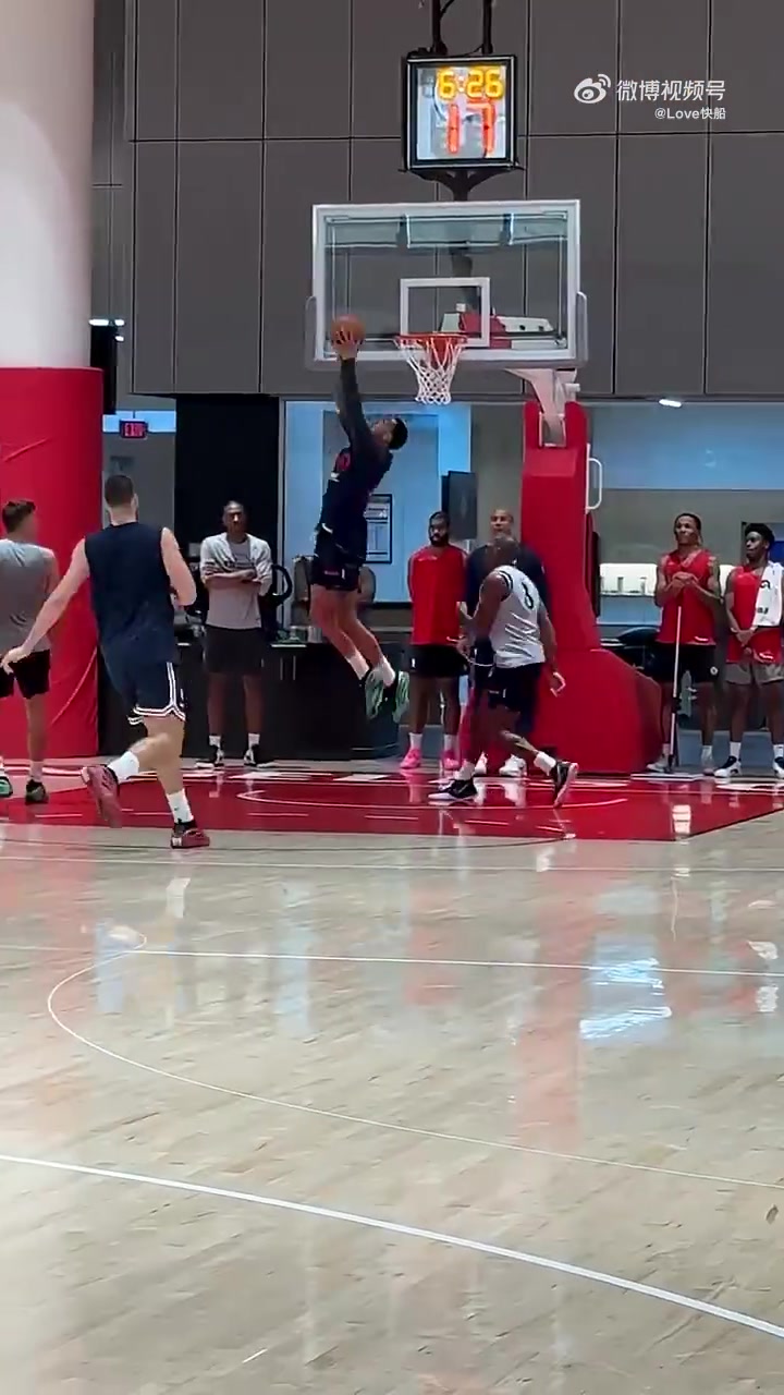 吃饼吃爽了哈登突破后妙传底线的科林斯后者轻松双手背扣