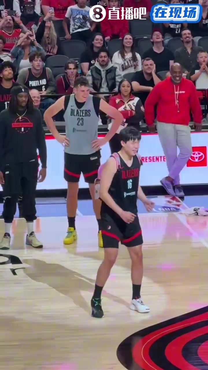 菜鸟待遇杨瀚森背着粉色小书包跟着啦啦队热舞队友都捂着嘴笑