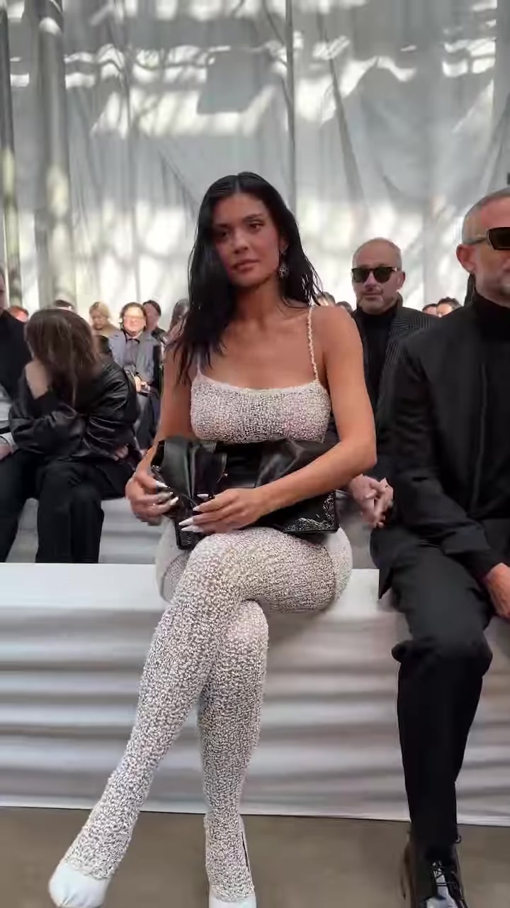 凯莉白蛇套装金姐性感内藏卡戴珊家族果然都是人才