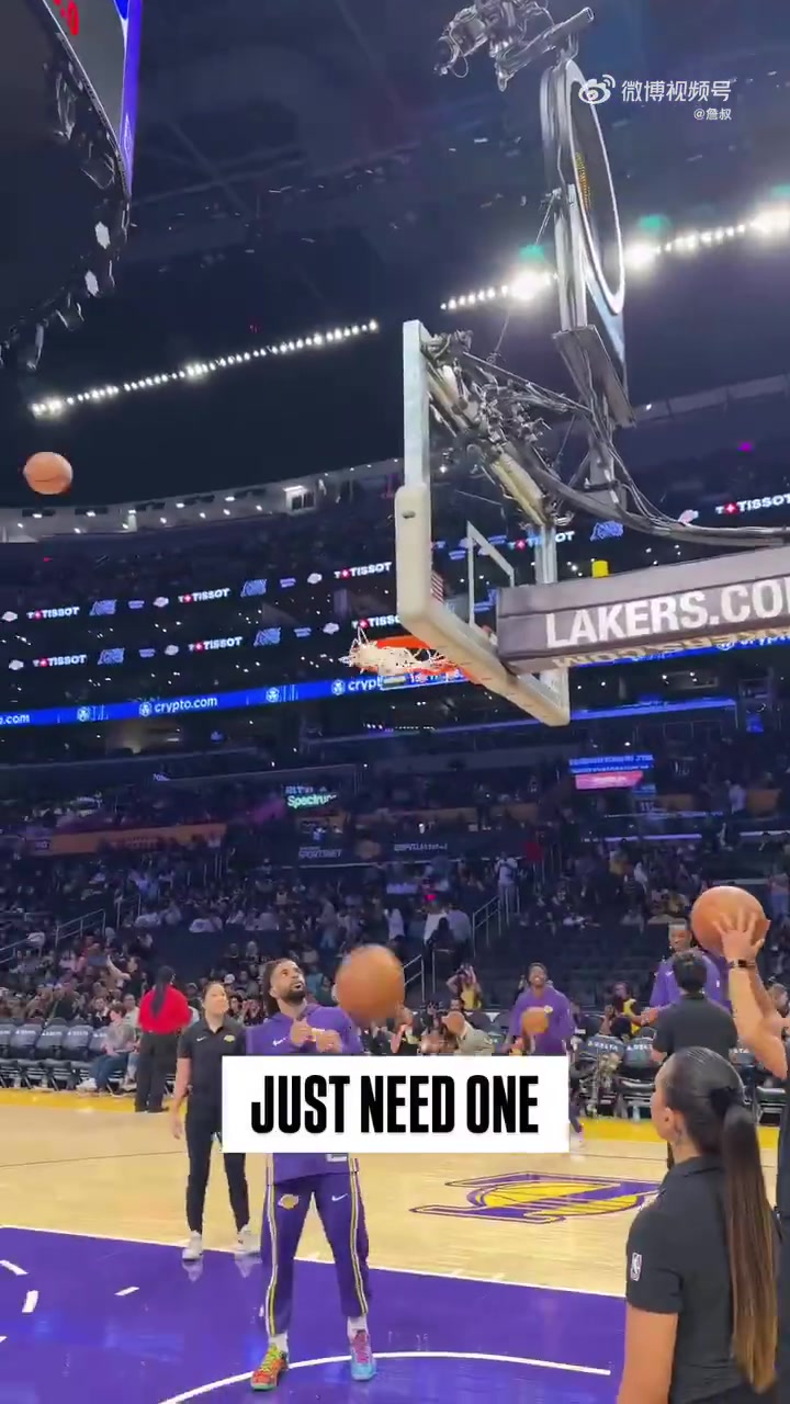 恢复得不错看来詹姆斯手痒没忍住来了记三分