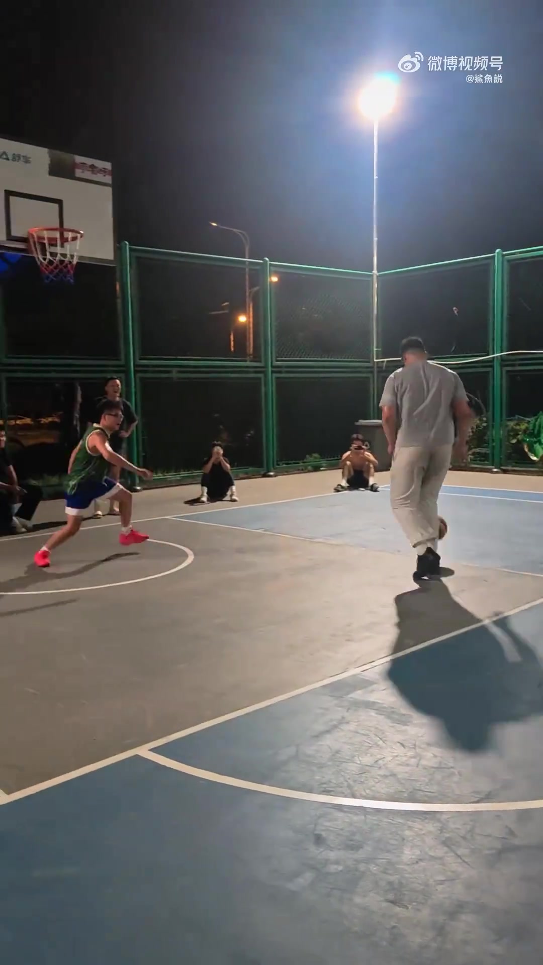 这个视频是不是很好的证明了奥尼尔打1v1就是无敌的