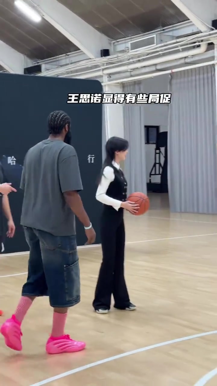 哈登台球桌上打不过王思诺篮球场上总可以吧