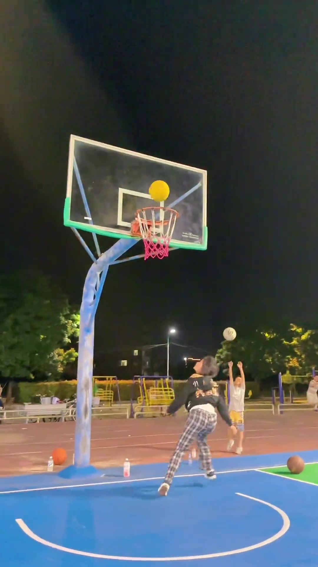 这是一个女孩能做出的动作吗转身过人接360拉杆上篮