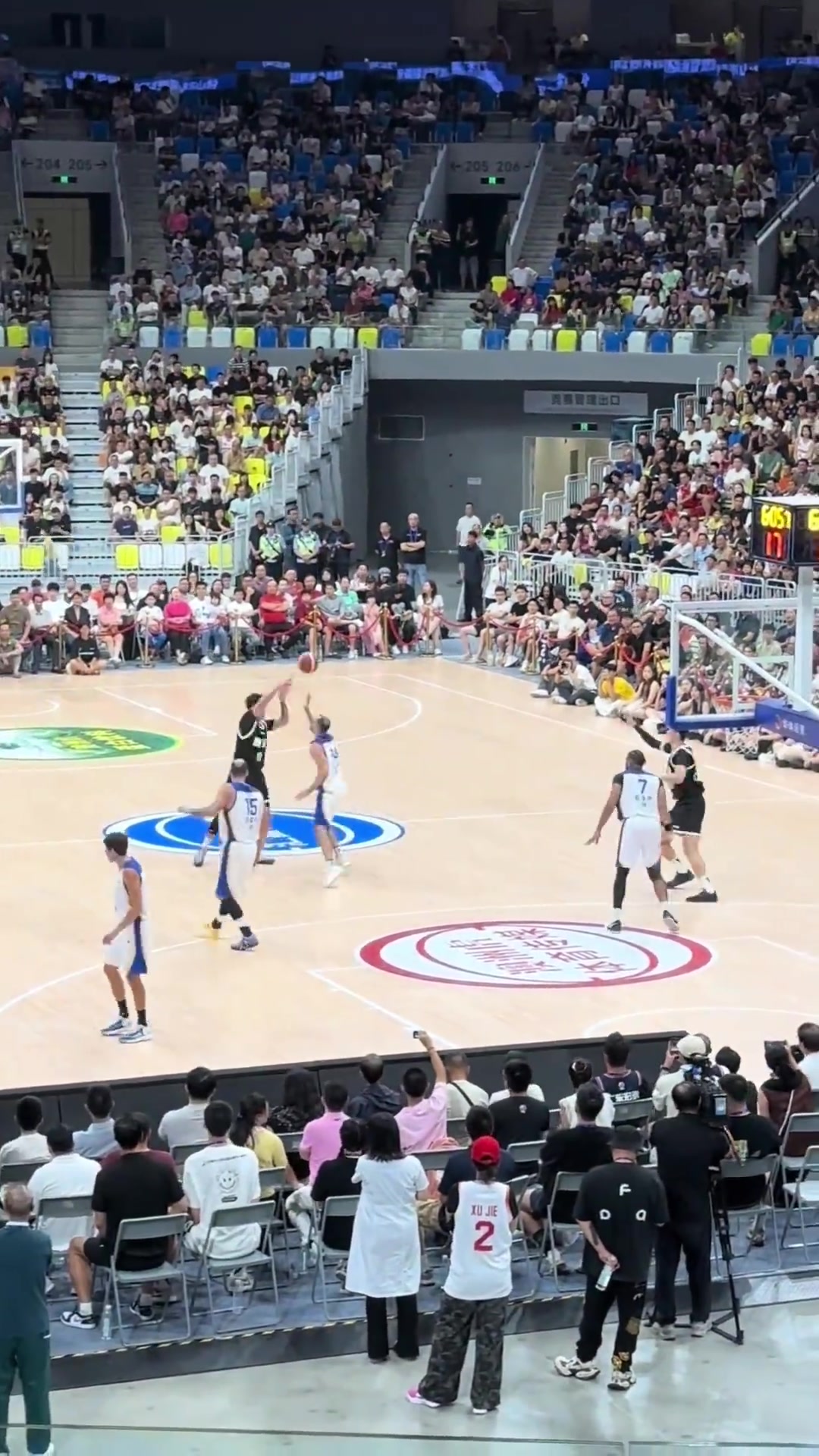 动作这么大广东与西班牙某球队热身赛 周鹏挥肘为赵睿出头