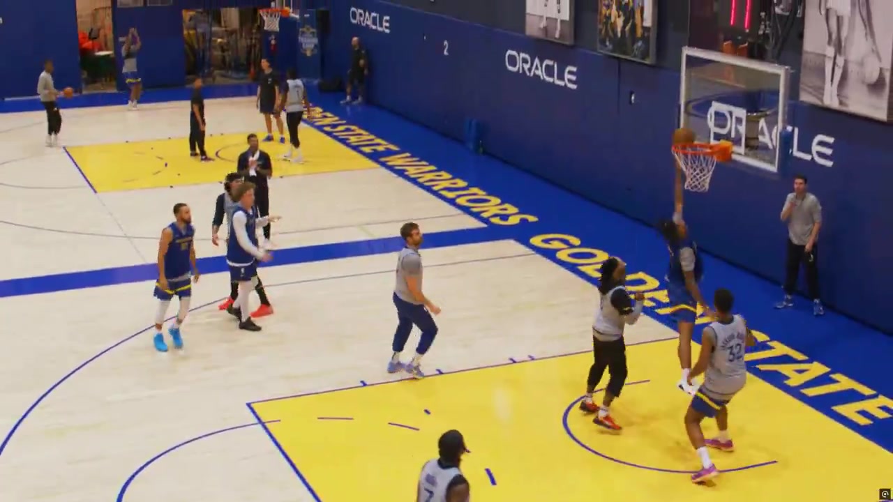 勇士新秀威尔-理查德训练中一记漂亮顺下巴特勒和科尔赞不绝口