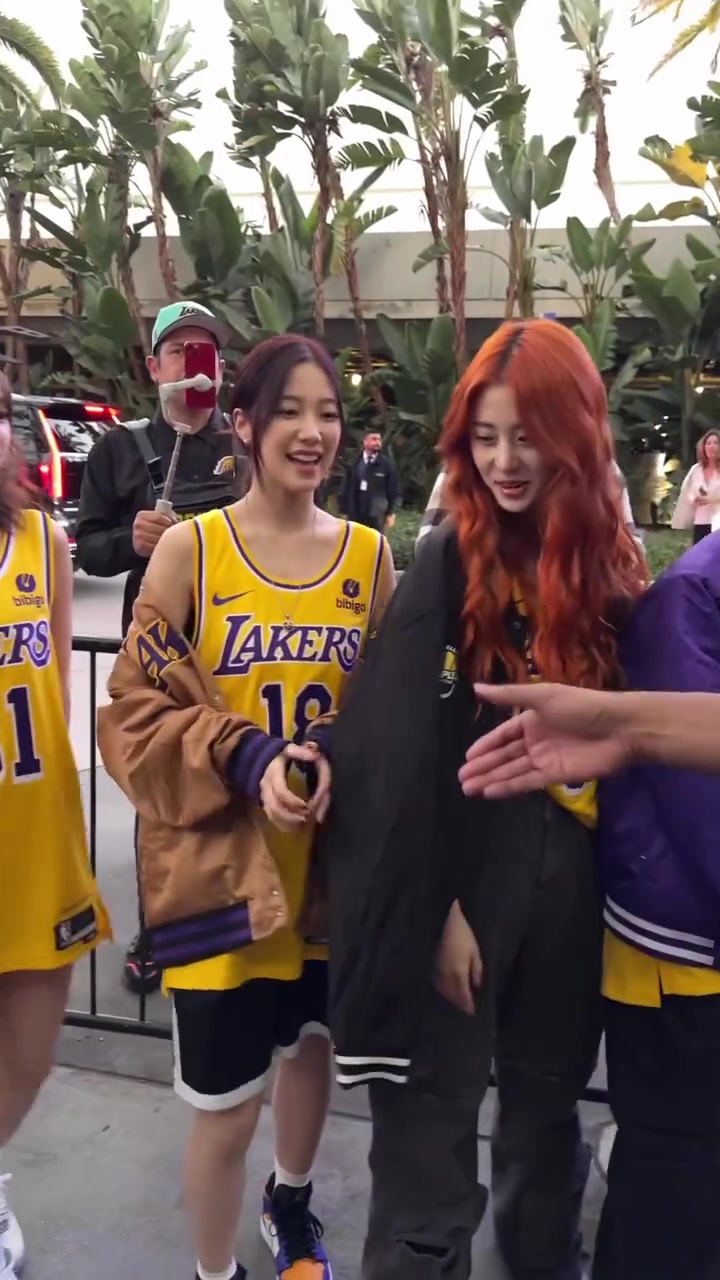 最萌身高差名场面魔术师热情迎接女团成员都很漂亮啊