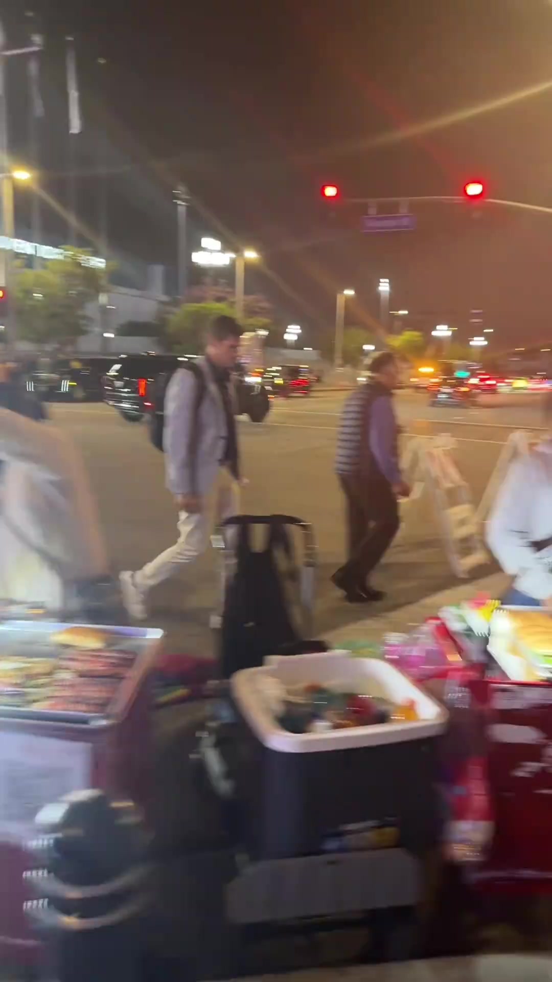 这么多摆地摊的啊周玲安湖人输给勇士球馆外还是很热闹