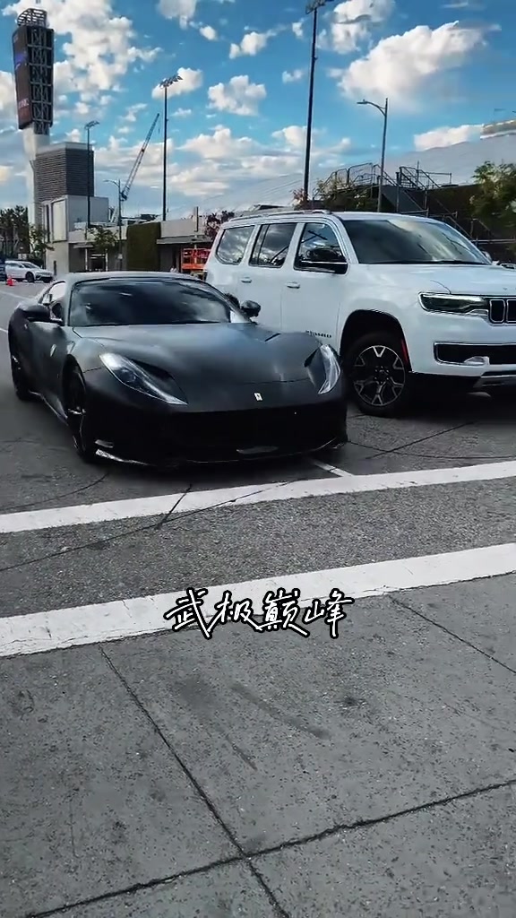 豪车啊网友偶遇布朗尼开着新换的法拉利812来到球馆