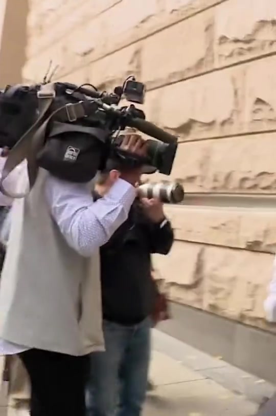 两回事比卢普斯周四下午离开联邦法院 因洗钱和电信欺诈指控出庭受审