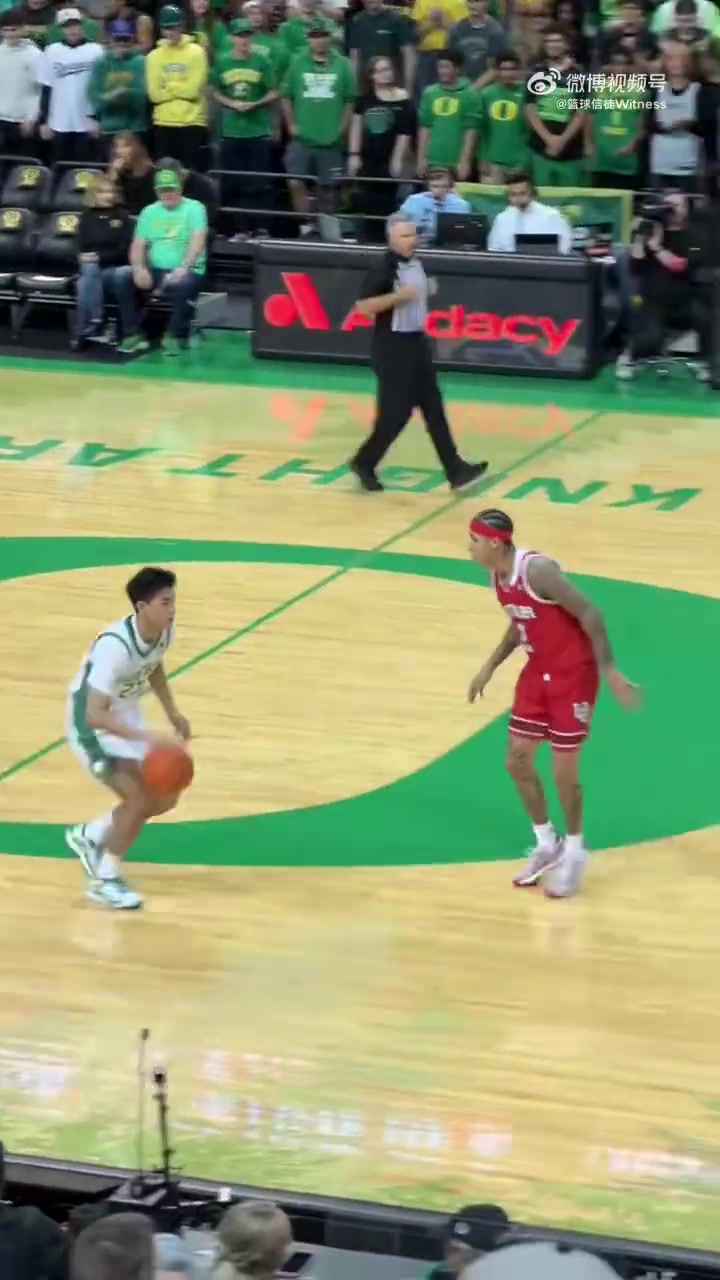 很默契林葳和白人大个队友打出配合助攻后者轻松吃饼21