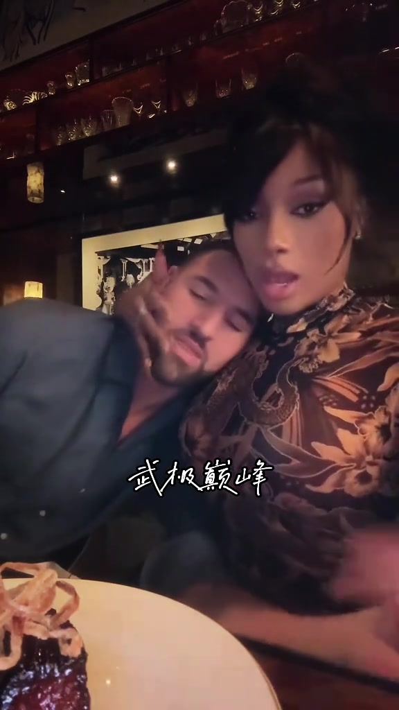 太甜咯克莱跟女友大秀恩爱