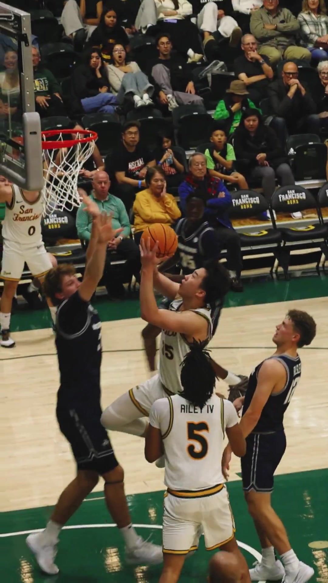 太帅了王俊杰在NCAA季前赛上演惊艳一条龙滞空上篮