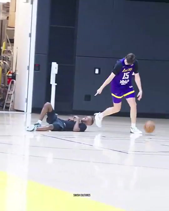 不要太过分里夫斯背运把助教给晃倒了还对后者疯狂嘲讽