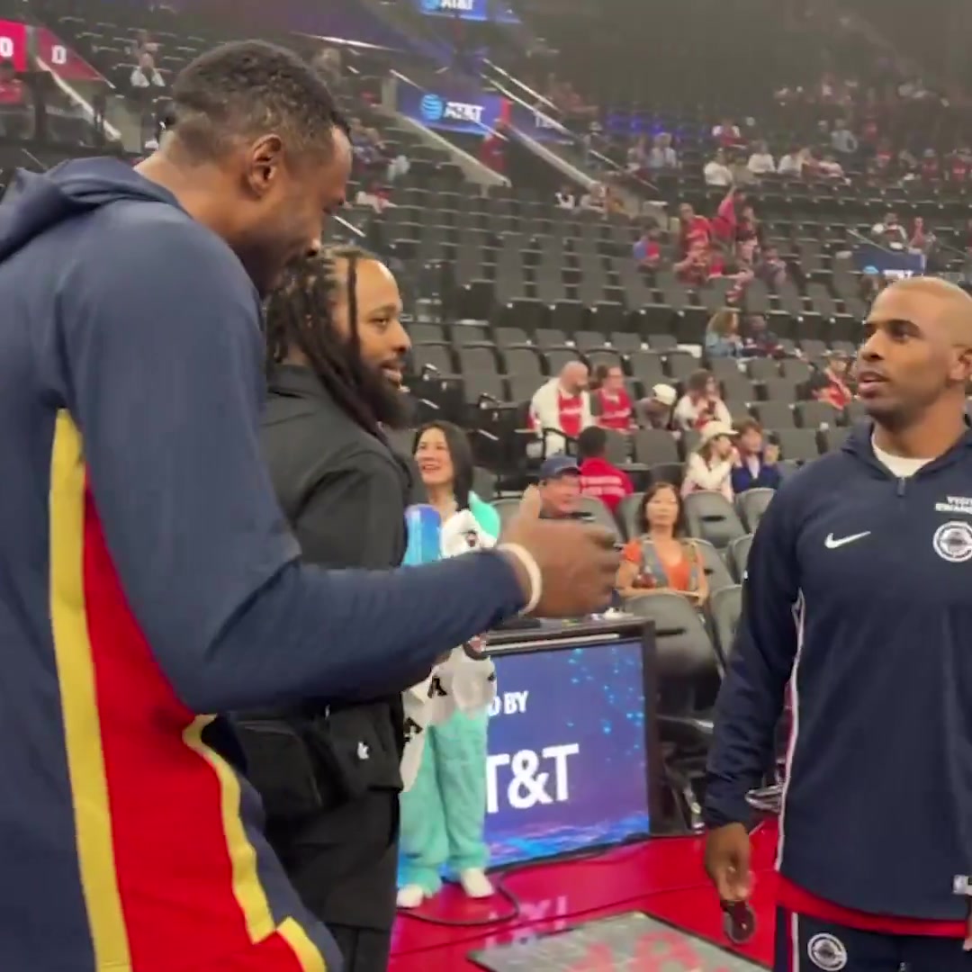 寸头造型小乔丹与空接之城老搭档保罗拥抱致意开心聊天