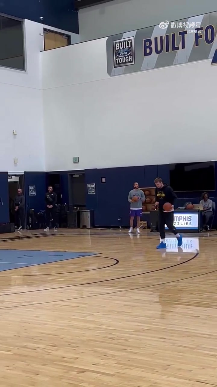 今天要复出东契奇参加队内训练状态相当轻松