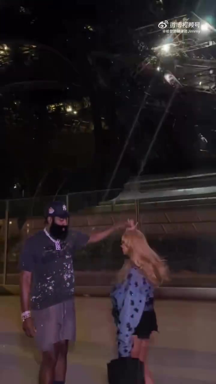 这身材确实很棒哈登万圣节又去陪女朋友了