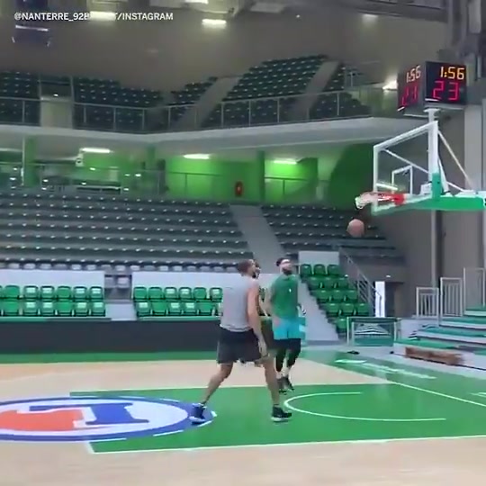 这天赋谁顶得住啊16岁的文班在训练中可以随便单吃戈贝尔