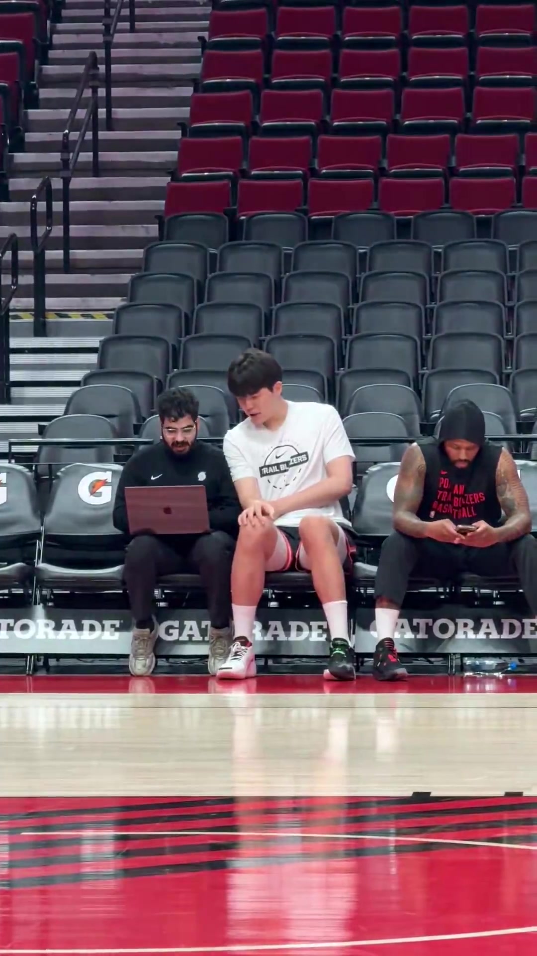 进步显著杨瀚森无需翻译陪同直接与助教复盘录像参与训练