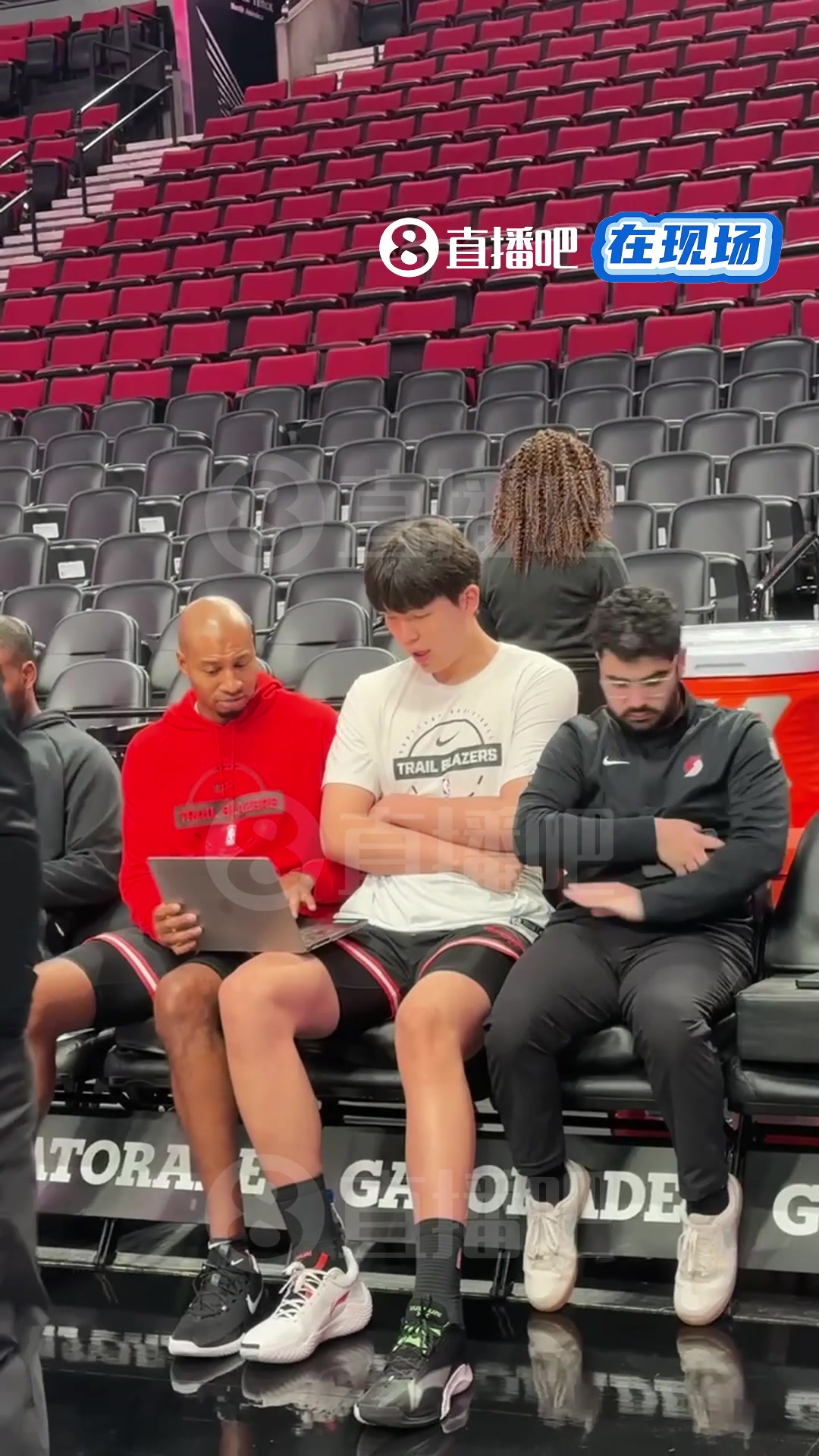 英语进步很快杨瀚森赛前与助教无障碍沟通无需翻译陪同