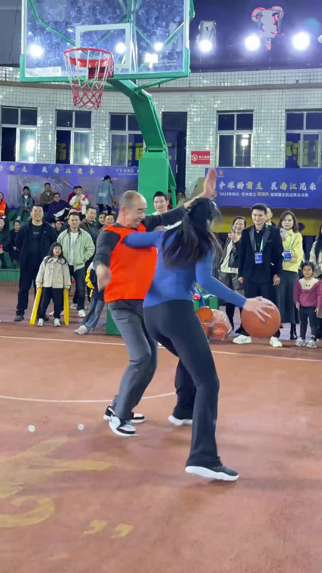 好家伙野球场肘姐面对大爷贴防直接一肘支开