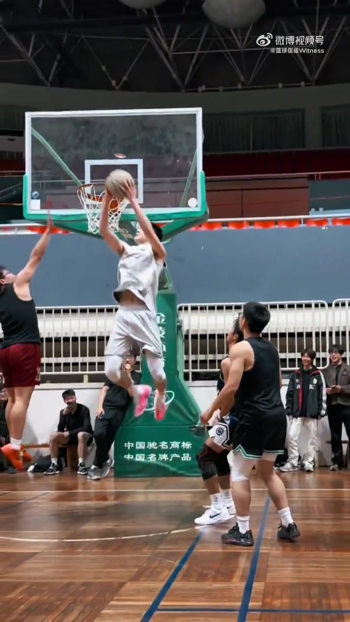 降维打击郭昊文校园行展现暴力背扣