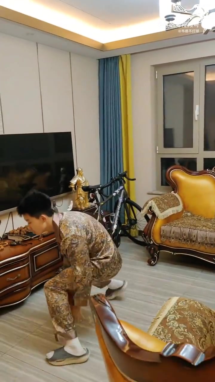 小男孩恶搞模仿哈登这走步都走到姥姥家去了