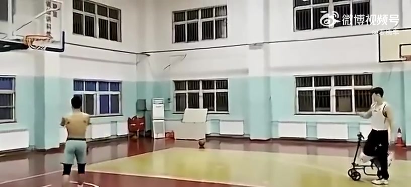 相当励志当年腿部骨折王睿泽单腿坚持练习三分球投射