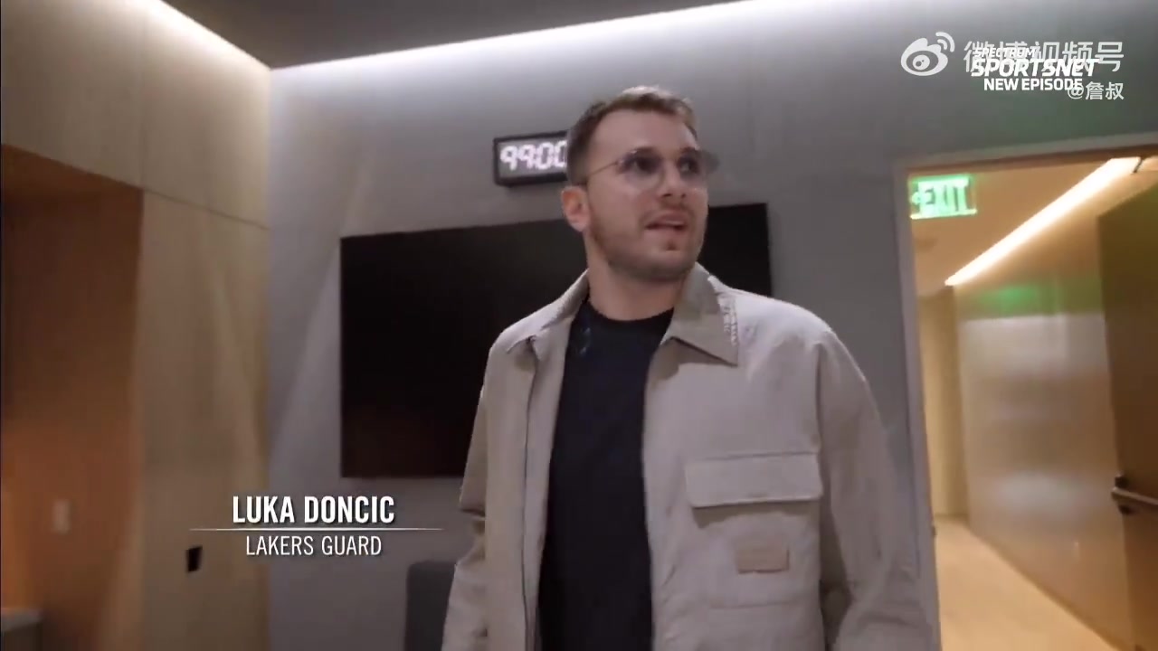 东契奇和八村垒参观湖人主场升级后的更衣室77和克莱伯的更衣室位置挨着